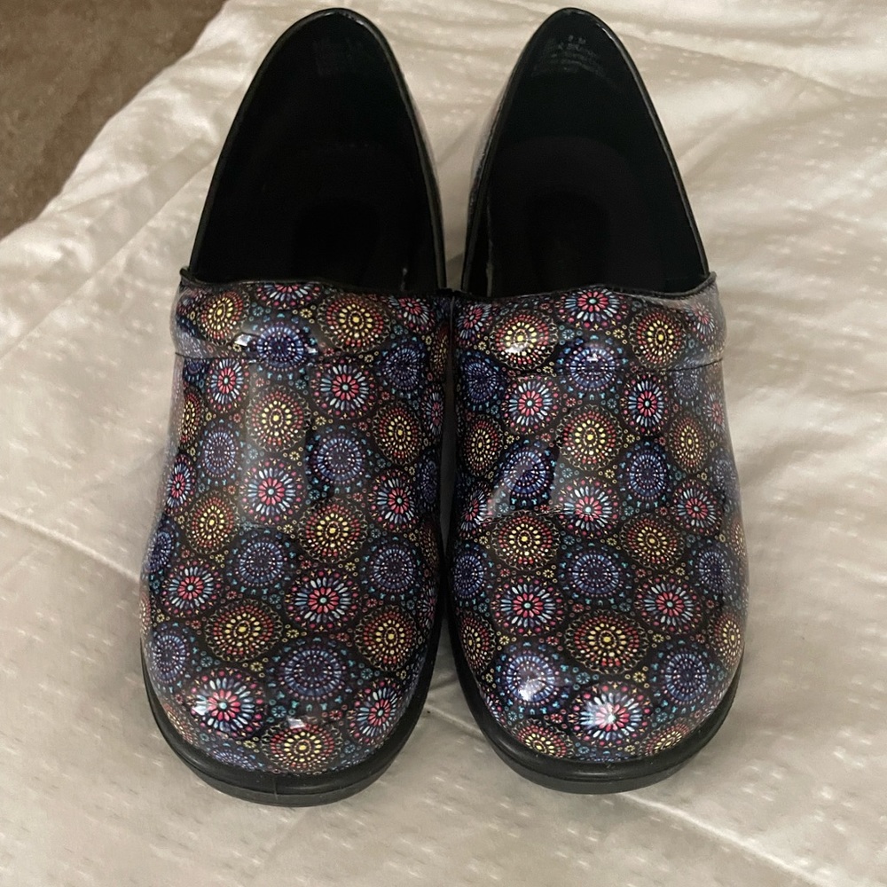 Ingaro Shoes Women's size 9 Navy with flowers. Like New